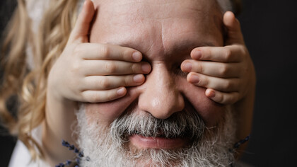 Neta tapa os olhos do avô em brincadeira afetiva