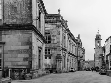 En la Catedral nos sentamos en un banquito de madera, en primera fila y justo en el centro. Un péndulo gigante, el famoso Botafumeiro, empezó a deslizarse sobre nosotras. Diego Delso. Calle de San Francisco, 2015. Santiago de Compostela, Galicia, España