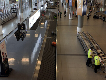 Repasó, como siempre con cierta soberbia, su extenso currículo de latinoamericanista con pedigrí: las fiestas eternas con su mejor amigo mexicano, un precoz noviecito chileno, las noches cubanas de delirios habaneros. Aeropuerto Internacional El Dorado, Bogotá, Colombia