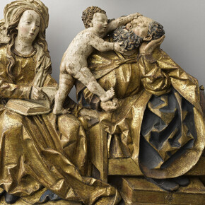 La sainte Famille, Sud de la Souabe (Lux Maurus ?), vers 1510-1520, Tilleul polychromé, H. 42,5 ; L. 47 ; P. 3 cm, Paris, Musée de Cluny - musée national du Moyen Âge, (inv. Cl. 15390) © Rmn-Grand Palais / Jean-Gilles Berizzi
