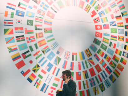 Banderas nacionales en un mural dentro del Banco Mundial en Washington DC, Estados Unidos