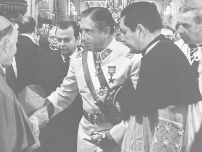 During the Te Deum ceremony at the Cathedral of Santiago de Chile, Cardinal Raúl Silva Henríquez, with his back turned, and President Augusto Pinochet Ugarte, leading the Governing Board, were notable figures in attendance, September 18, 1976