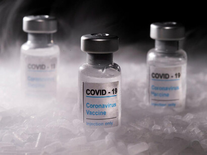 Fabricar, distribuir y aplicar casi 8 billones de vacunas y repetir la dosis un mes después, es una lucha de titanes, que no sabemos cuándo sucederá