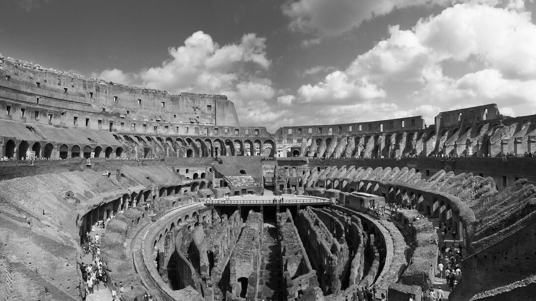 Colosseo, Roma, Italia. Si può immaginare con ragionevole certezza che gli spettatori quando assistevano agli eventi fossero letteralmente pigiati gli uni sugli altri. Lo spazio assegnato a ogni singola persona, a eccezione delle prime file dove i posti erano più ampi, non deve essere stato particolarmente largo, così come era minima anche la distanza fra una fila di posti e l’altra