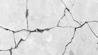 Les fissures révèlent les vestiges d'une structure qui s'effondre