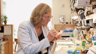 Elizabeth Blackburn en su laboratorio