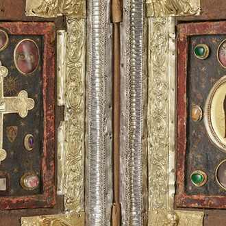 Reliquiendiptychon, zweite Öffnung, Frankreich, 14. Jh., mit späteren Veränderungen, Reliefs: Silber, getrieben und vergoldet; Einband: Samt, Seiden- und Metallstickereien; verschiedene Holzarten, Malerei, Klosterarbeit, Bergkristall, Glas, Hinterglasmalerei, Schmucksteine, Museum Schnütgen, Foto: RBA/P.Schwarz