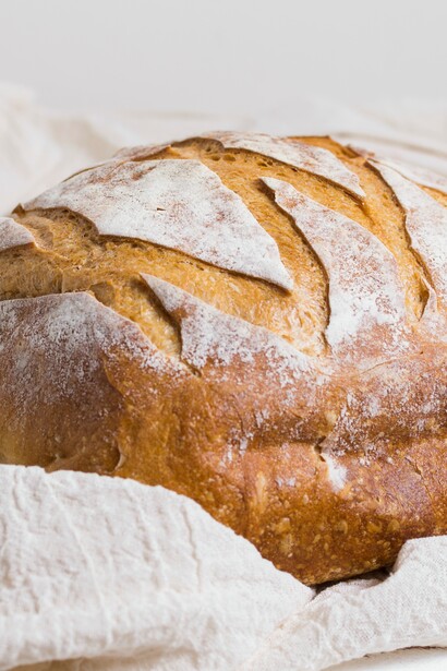 Ogni cultura ha sviluppato il proprio pane: dalla pita del Medio Oriente alla baguette francese, dal naan indiano al pane di segale nordico