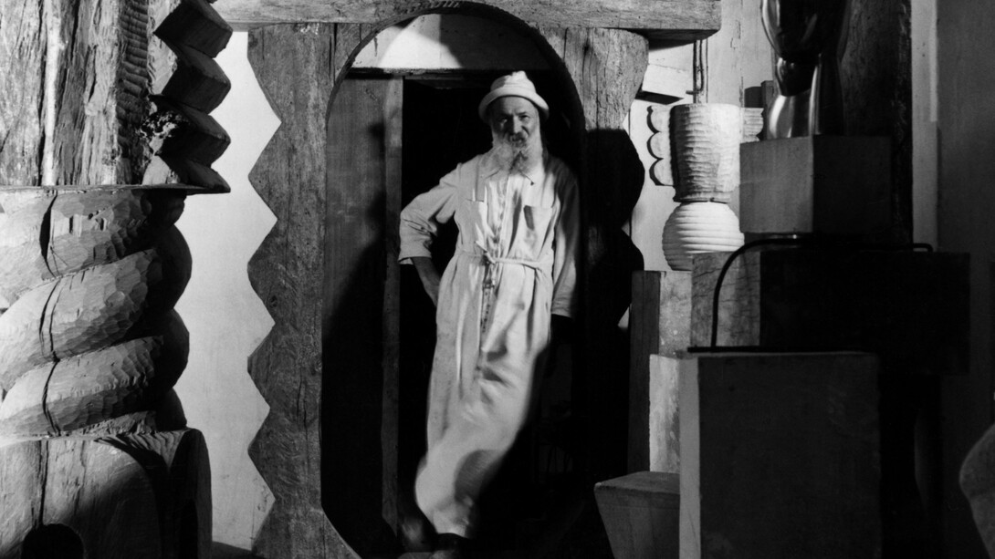 Constantin Brancusi desafiou os limites da arte ao criar esculturas que questionavam as normas da época. Sua obra Bird in Space provocou um debate histórico sobre o que constitui uma verdadeira obra de arte