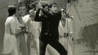Adriano Celentano si esibisce sul palco del Festival di Sanremo, 1970