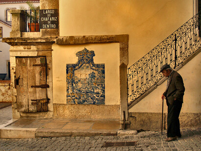 Bairro de Alfama: enquanto algumas ruas das cidades se enchem de turistas, outras ficam quase desertas 