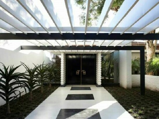 A. Quincy Jones, Sidney and Frances Brody, House, view of entrance. Los Angeles, California, 1948-1950, Photograph by Jason Schmidt, 2012.
