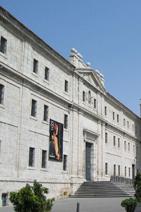 En el enorme claustro de la iglesia de San Benito quedará para siempre el eco de sus pisadas, con esa lentitud que tenía algo de sagrado. Iglesia y claustro de San Benito, Valladolid, España