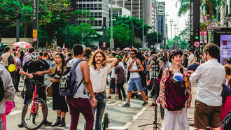 A cultura brasileira vai além das fronteiras, influenciando países vizinhos com sua música, língua, arte e culinária. Descubra como Paraguai, Uruguai e Argentina absorvem e celebram a riqueza cultural do Brasil