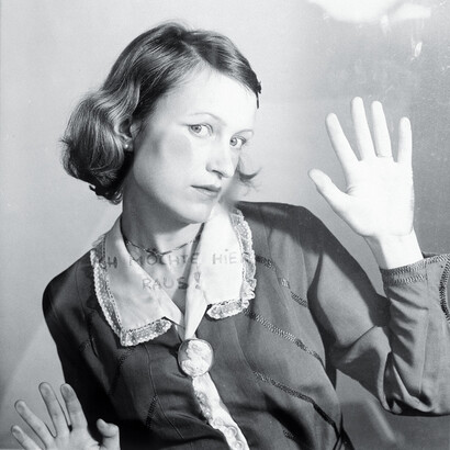 Birgit Jürgenssen, Ich möchte hier raus!, 1976 SW-Fotografie © Estate of Birgit Jürgenssen  Bildrecht, Wien, 2015  Sammlung Verbund, Wien