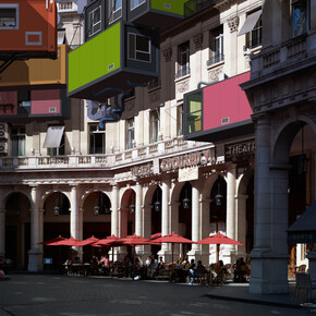 Alain Bublex, Plug-in city (2000) – 10 place Edouard VII, Paris (détail), 2011. Avec l'aimable autorisation de la Galerie Vallois
