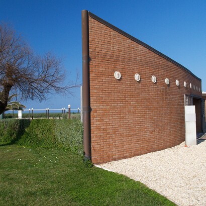 Anzio, Italia, l'ingresso al Parco Urbano Archeologico "Villa di Nerone", progetto Romano Mastrella, 2000, ph. Roberto Luciani