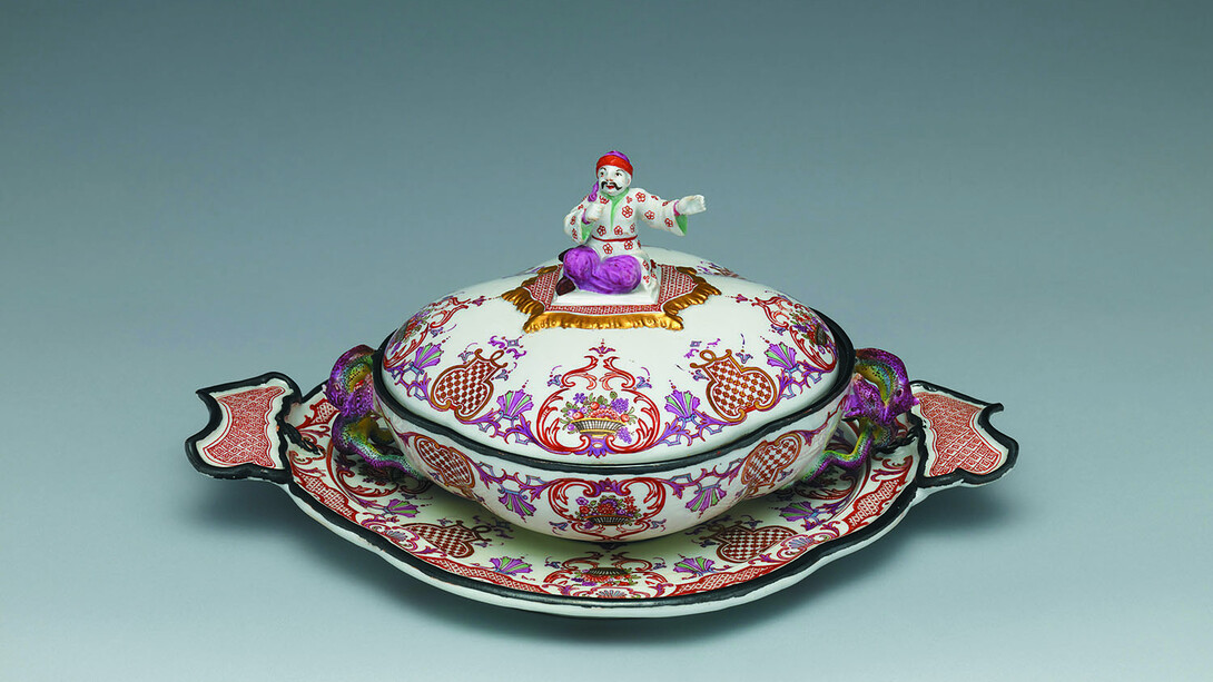 Manifattura Du Paquier, Vienna
Zuppiera con coperchio
1730-1735 circa
porcellana dipinta in policromia dorata e argentata
The Metropolitan Museum of Art, New York
