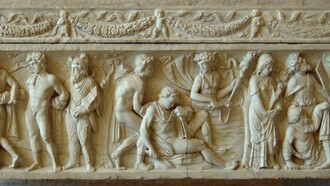 Sarcófago romano: Orestes y Pylades tras su llegada al país bárbaro de Tauris (Crimea); el matricidio Orestes es atormentado por una Erinye (látigo y serpiente) y sostenido por su amigo.Ifigenia con el icono de culto robado, victoria de los bárbaro, 130-140 d.C., Glyptothek Munich, Alemania