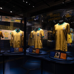 Amarelinha, vista da exposição. Cortesia do Museu do Futebol