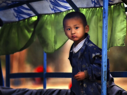 Cina, Un bambino su un camion lungo la strada che da Dunhuang porta a Turfan, lungo la Via della Seta, foto di Sergio Pessolano