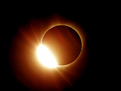 Eclipse solar: la imagen tomada por Sir Arthur Eddington del eclipse de 1919 fue usada para confirmar que el campo gravitatorio del sol curvaba los rayos de luz de estrellas situadas tras él