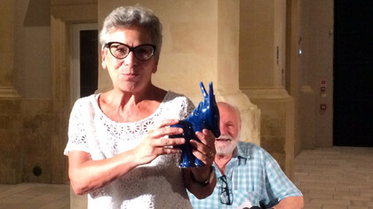 Carla Pollastrelli con il premio Asini e Goffredo Fofi sullo sfondo