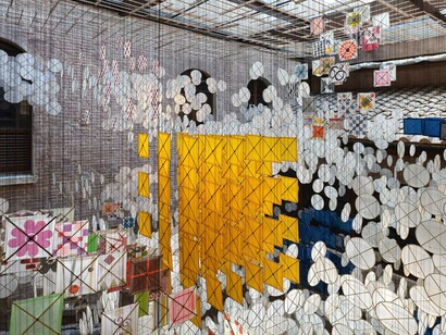 Jacob Hashimoto, Path to the sky, exhibition view. Courtesy of Studio La Città