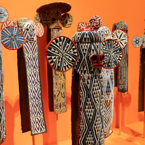 Plusieurs artistes, Entre la tête et la terre, vue de l'exposition. Courtoisie de la Pinacoteca