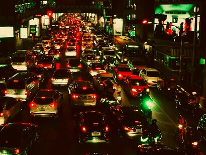 Trânsito intenso. Alguns soteropolitanos parecem não entender que as faixas nas ruas e avenidas são para delimitar o espaço em que os carros devem ser conduzidos e não para conduzir sobre elas. Vemos todo o tempo pessoas conduzindo os seus carros sobre as faixas delimitadoras. Será que acreditam que elas seriam um guia central para condução?!



