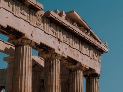 Detalle de las columnas de un templo griego en Atenas, Grecia