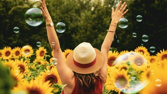 Una donna gioiosa di schiena in un campo di girasoli. La gioia è un'emozione universale, un inno di felicità che risuona attraverso l'anima umana in una sinfonia di colori e sensazioni
