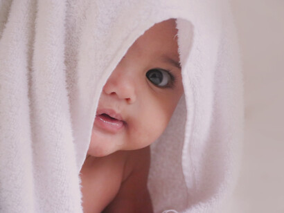 Era un bebé tranquilo, se dijo la niña, un bebé que dormitaba en silencio en los brazos de cualquiera, incluso los suyos