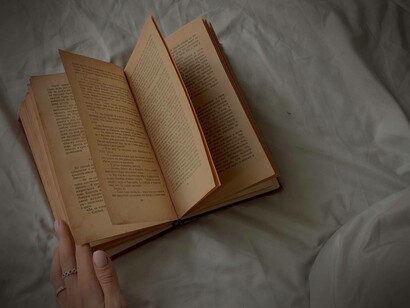 Libro su lenzuola: l’editor rieduca gli autori di libri, correggendo alcune parole “sensibili”