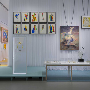 Various artists, Artists’ jewelry. From cubism to pop, the Diane Venet collection, exhibition view. Courtesy of Norton Museum of Art