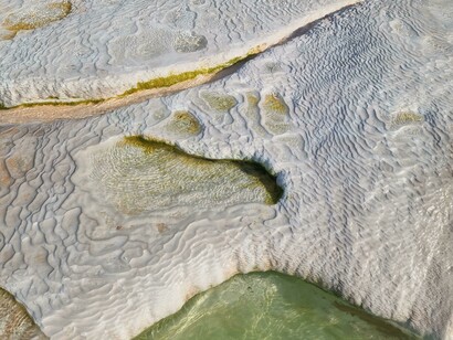 Sedimentazione calcarea nell'acqua termale, un processo naturale che arricchisce l'ambiente termale, creando scenari suggestivi e offrendo potenziali benefici per la salute
