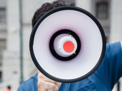Megáfono usado para expresar un mensaje. La libertad deberá ser defendida retornando a los valores, principios e identidades que ofrecían estabilidad