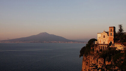 Iglesia de la Santísima Anunciación, en Vico Equense, frente al golfo de Nápoles y el volcán Vesubio al fondo