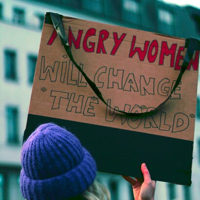 Manifestante sostiene un cartel que señala que "Las mujeres furiosas cambiarán el mundo"