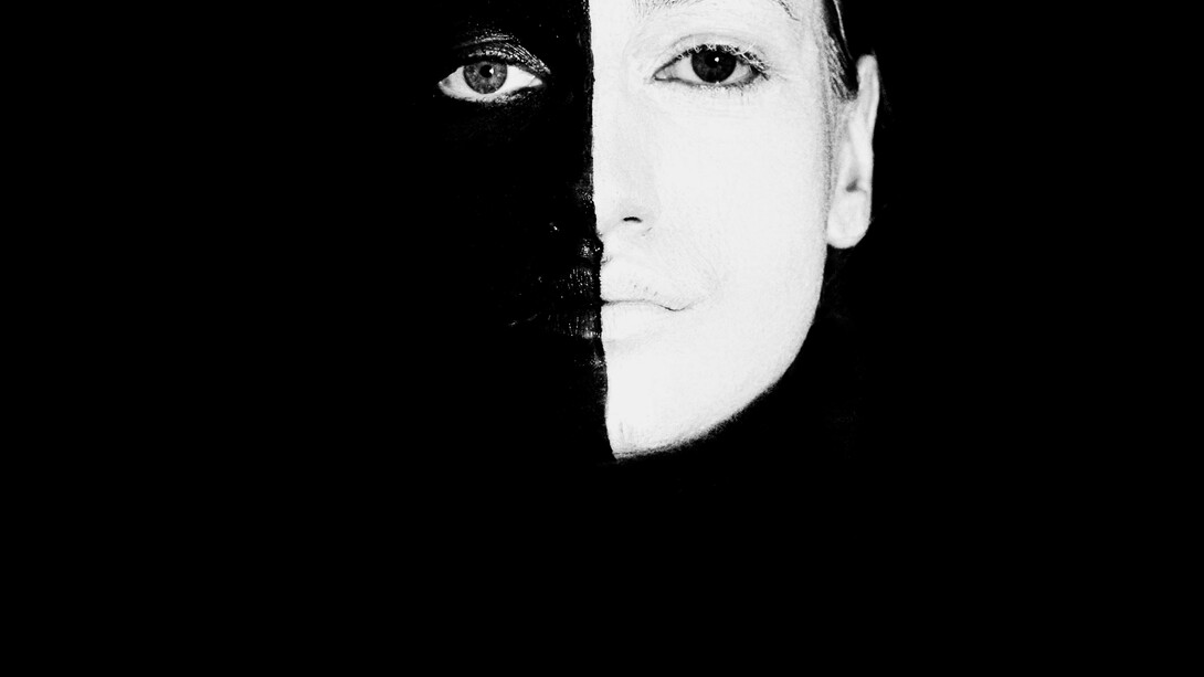 Não pense com a mente, pois a mesma, mente, duvida, questiona e portanto deixa de viver a maior experiência da Criação