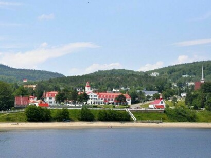El pintoresco Tadoussac visto desde lejos