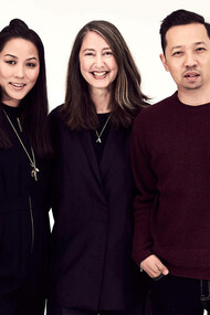 Ann-Sofie Johansson, jefa de diseño en H&M, entre Carol Lim y Humberto Leon, directores creativos de la colección