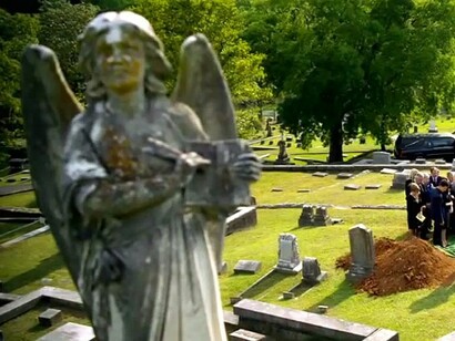 Estatua de un ángel en un cementerio