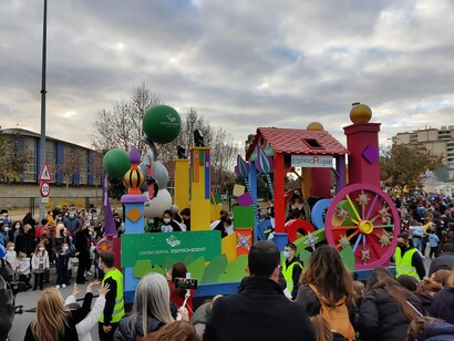 The Cavalcade usually includes dancers, musicians, and pages, as well as other assistants to the kings. 