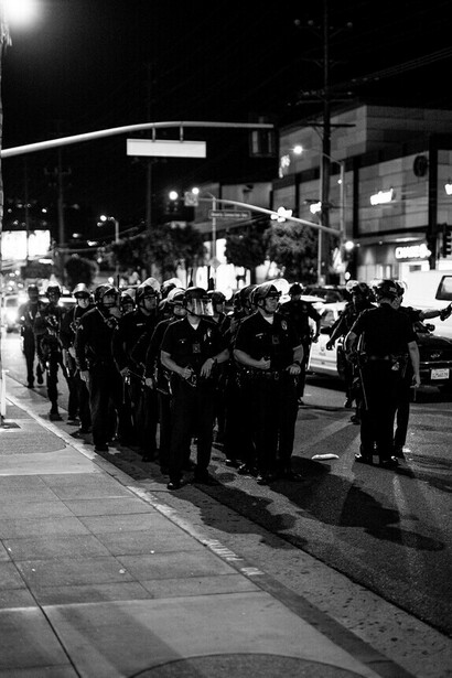 Fuerzas policiales desplegadas en las calles en medio de protestas, como Black Lives Matter, lo que refleja la lucha en curso entre activistas de derechos humanos y las fuerzas del orden
