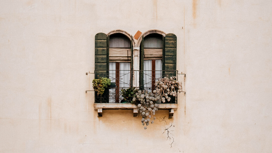 Janela minimalista no alto de um prédio rústico na cidade de Florença, Itália