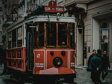 Lisboa, Portugal. Quando finalmente cheguei a Lisboa, já era noite. A cidade me recebeu com um vento leve e o som distante dos elétricos descendo as ladeiras