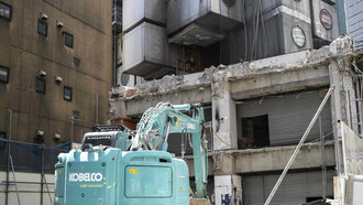 Demolición de la Torre Nakagin, el 12 de abril de 2022, Tokio, Japón