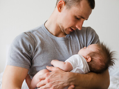 Decidimos no dirigirnos exclusivamente a los padres, sino también incluir a las madres, ya que la construcción de los roles de cuidado está estrechamente vinculada y depende de ambas partes