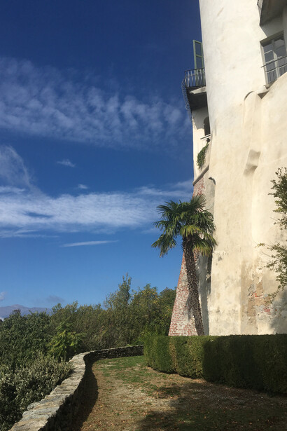 La passeggiata intorno al Castello di Masino, Italia